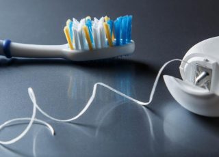 Brossages des dents et soie dentaire : les bonnes techniques