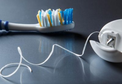 Brossages des dents et soie dentaire : les bonnes techniques