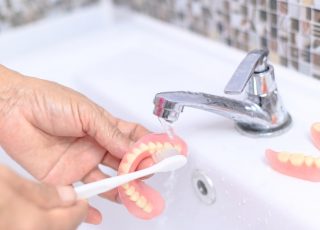 Prothèse dentaire : nos conseils pour l’hygiène et l’entretien